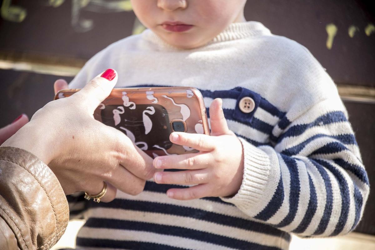 Un niño de corta edad con un teléfono inteligente en sus manos, en imagen de archivo.