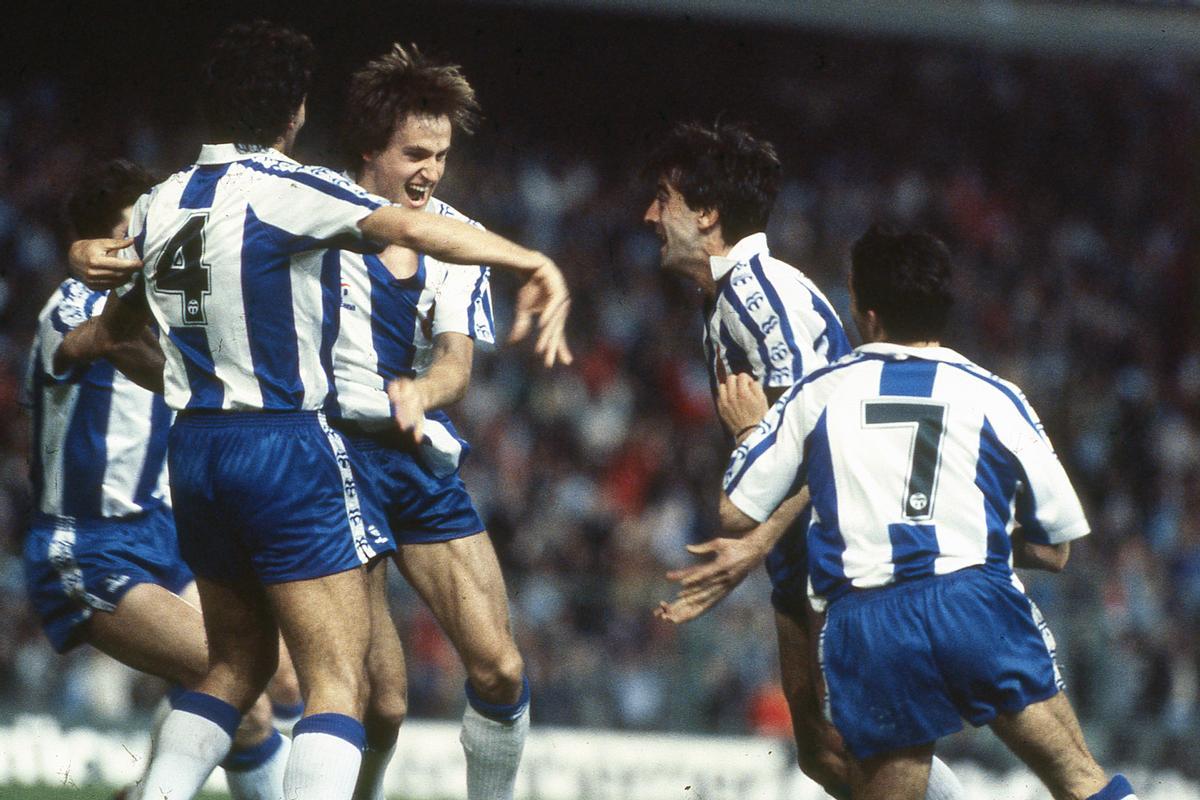 El Espanyol ganó en Sarrià por 3-0 al Bayer Leverkusen, pero un 3-0 de los alemanes en la vuelta los dejó a penaltis sin la copa de la UEFA. La final se disputaba a doble partido