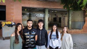 Aitana, Rubén, Asier, Claudia y Zahira, estudiantes de 2º de Bachillerato con el IES 25 de abril de fondo, arrasado por la dana.