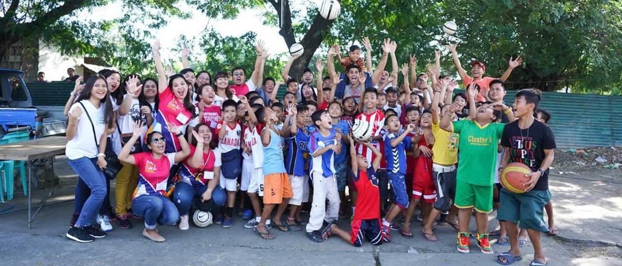 Los jóvenes filipinos, el día que se celebró la actividad.