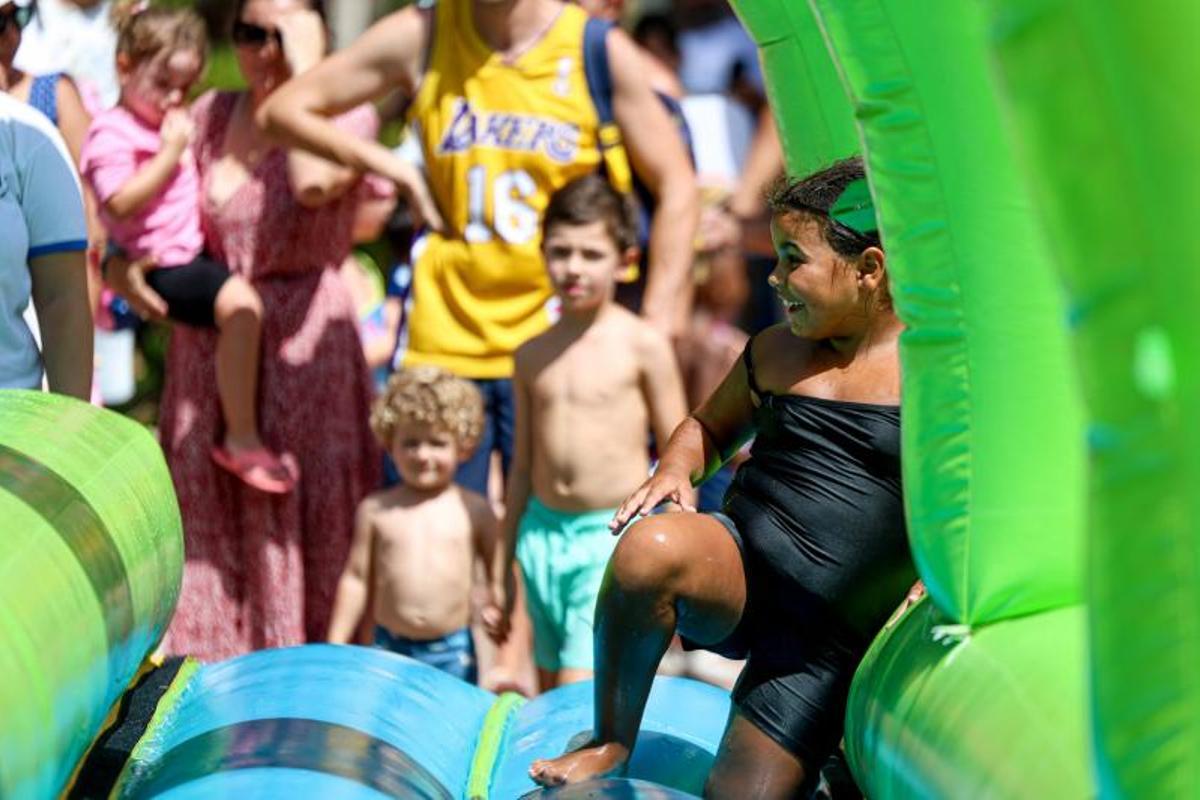 Colchonetas, fiesta de la espuma, espectáculo de magia y talleres: Todas las imágenes de la jornada de las Festes de la Terra protagonizada por los vecinos más pequeños Colchonetas, fiesta de la espuma, espectáculo de magia y talleres: Todas las imágenes de la jornada de las Festes de la Terra protagonizada por los vecinos más pequeños