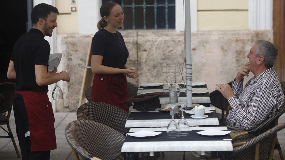 Jóvenes empleados como camareros