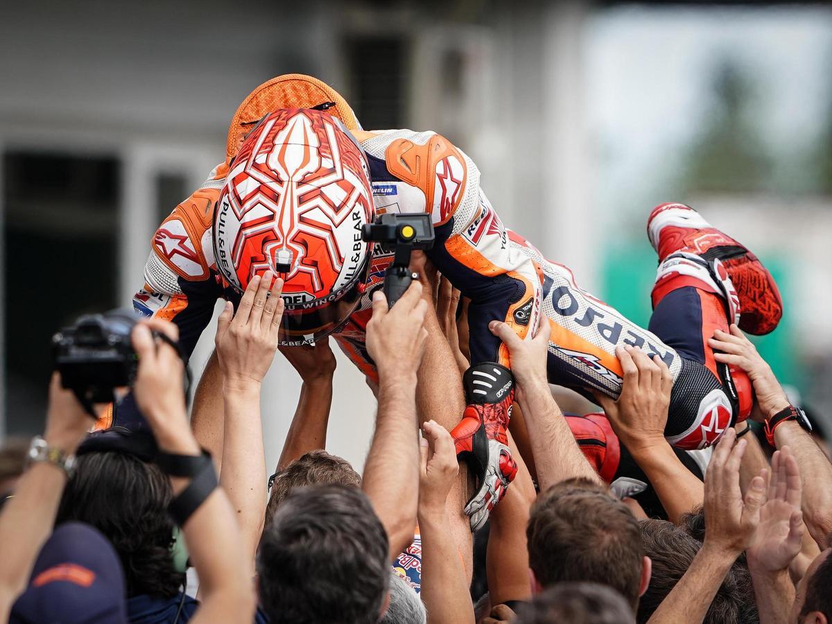 El equipo de Marc Márquez lo mantena en Brno tras un gran victoria.