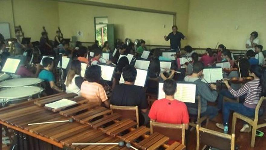 El director de la UMA dirige una orquesta sinfónica en Costa Rica