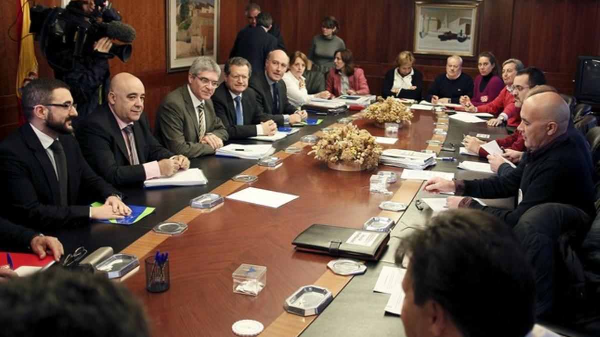 El secretario de Estado de Transportes, Isaías Táboas (tercero por la izquierda), junto al presidente de AENA, Juan Ignacio Lema (cuarto por la izquierda), durante la reunión con los sindicatos, el martes en Madrid.