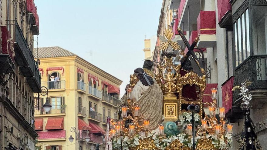 El misterio del Sagrado Decreto de la Hermandad de La Trinidad por la Cuesta del Rosario.
