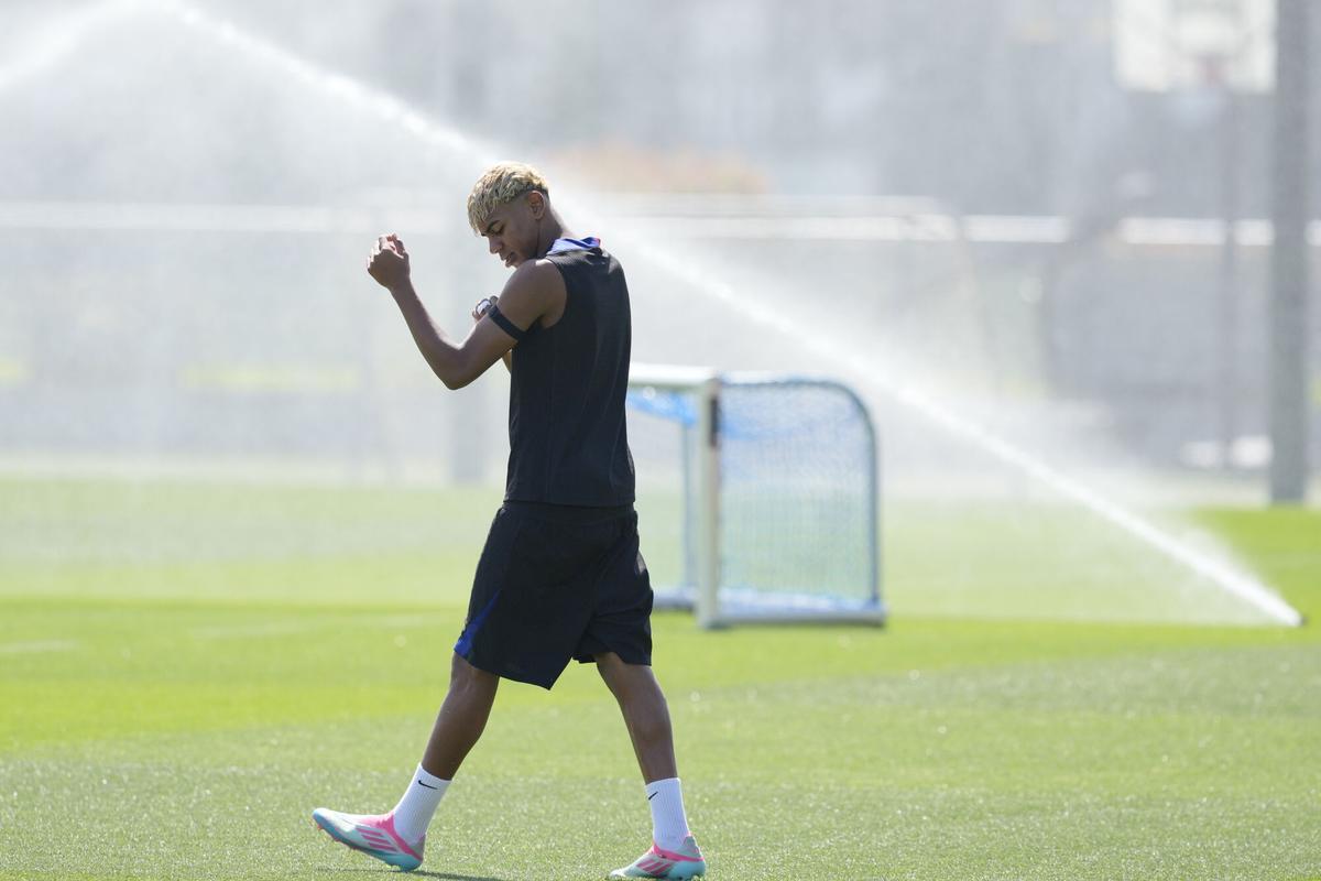 Lamine Yamal enters the training field for the last preparatory session.
