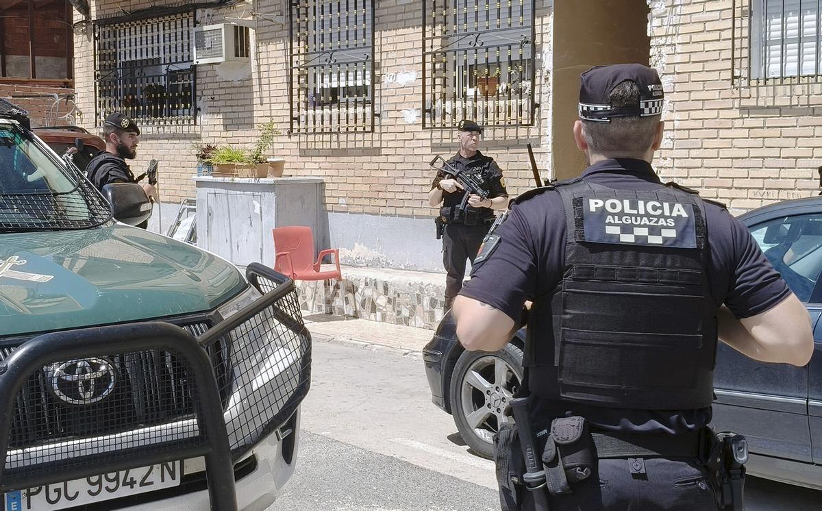Durante la operación se han desmantelado 16 invernaderos de marihuana y se han realizado 21 registros domiciliarios