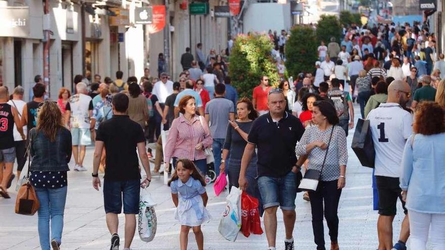 Amenaza con un cuchillo a un vigilante que lo sorprendió robando ropa en una tienda de Vigo