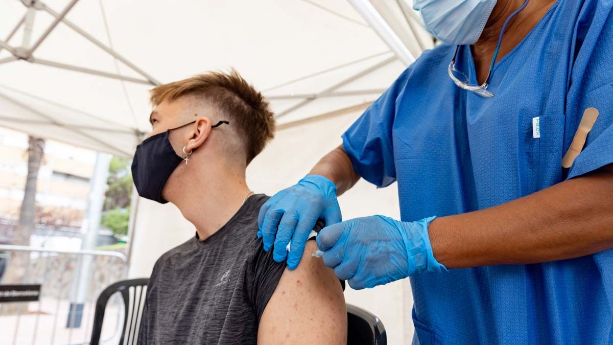 Un joven se vacuna en un punto de vacunación móvil en Ciutat Meridiana