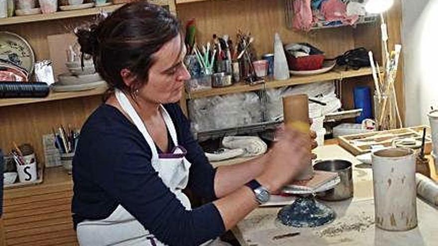 La Susana fent ceràmica.