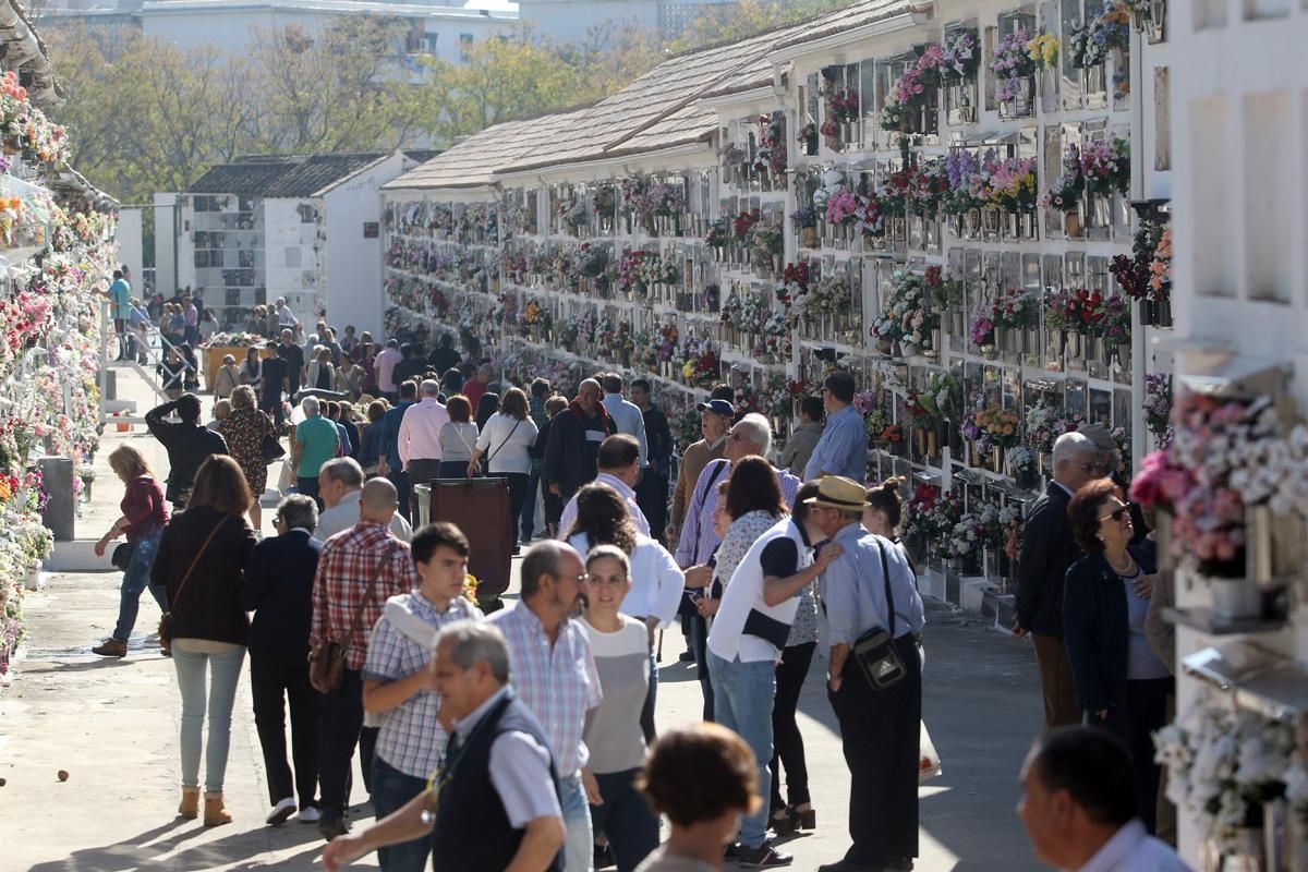 Cientos de cordobeses visitan los cementerios