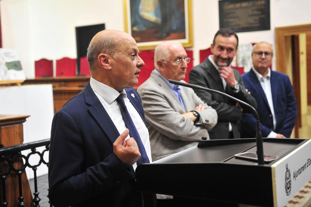Gambín presenta su libro del Centenario del Elche rodeado de leyendas y expresidentes Gambín presenta su libro del Centenario del Elche rodeado de leyendas y expresidentes
