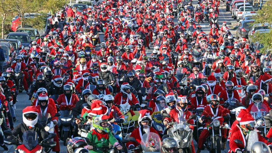 Miles de Papás Noeles conquistan Vigo en plena Navidad