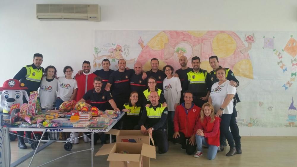 Agentes de la Policía Local y Bomberos visitaron a los niños del Materno.