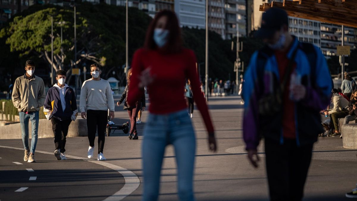 Varias personas pasean en Santa Cruz de Tenerife.