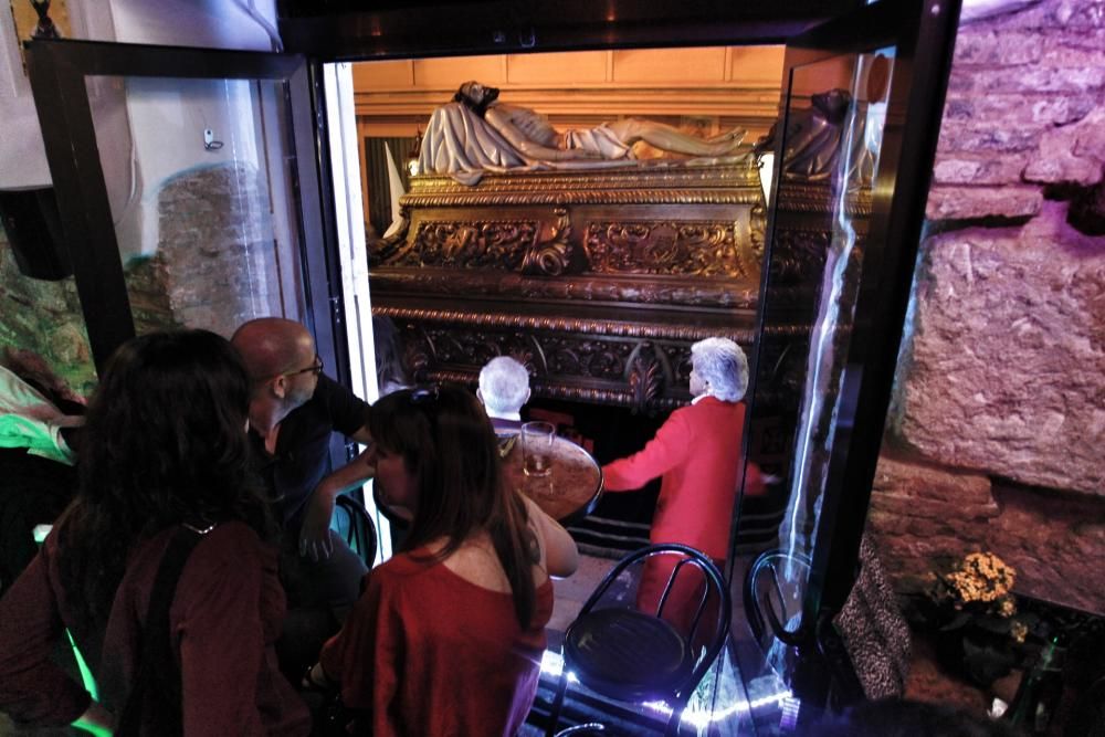 Las procesiones del Viernes Santo emocionan a miles de alicantinos