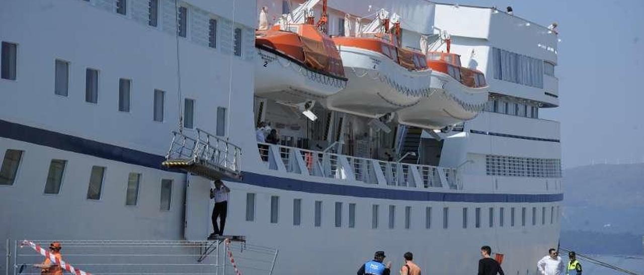 El &quot;Ocean Majesty&quot;, atracado ayer en O Ramal, es un buque de 136 metros de eslora. // Iñaki Abella