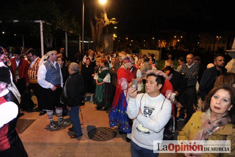 Festival de folclore en el Puente de Hierro