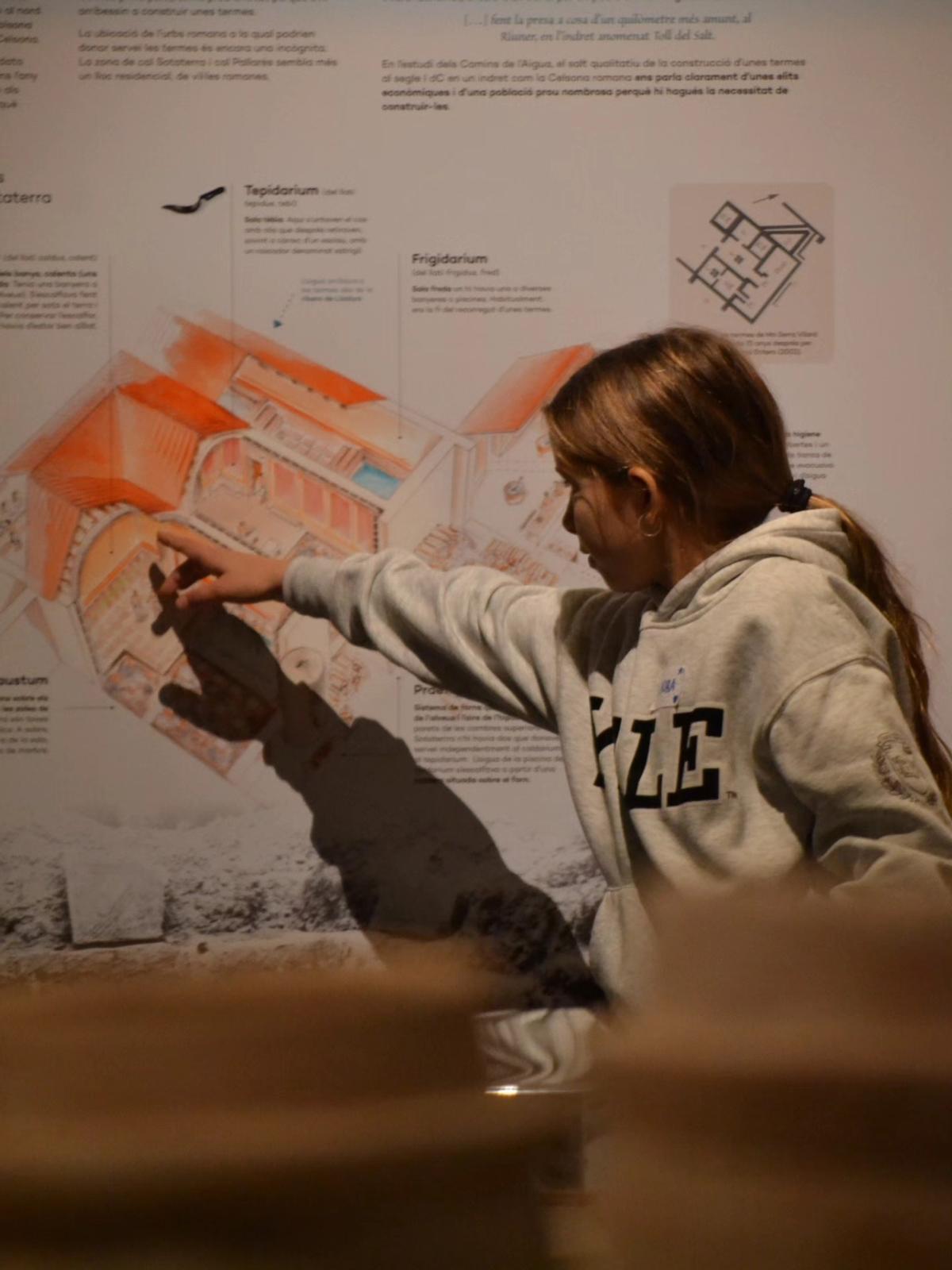 Una estudiant a les instal·lacions del Museu en una activitat educativa