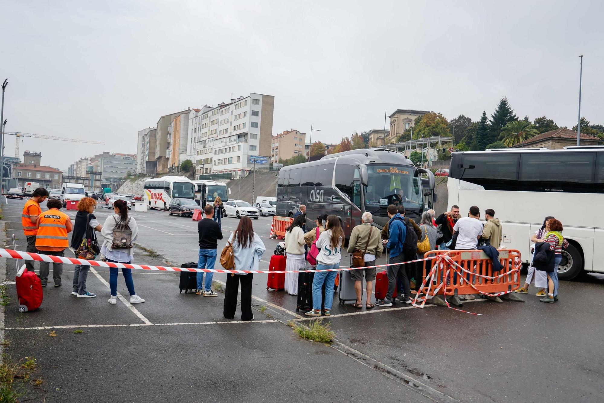 Renfe lo consigue: trasbordo ordenado del tren al bus y sin protestas en Santiago