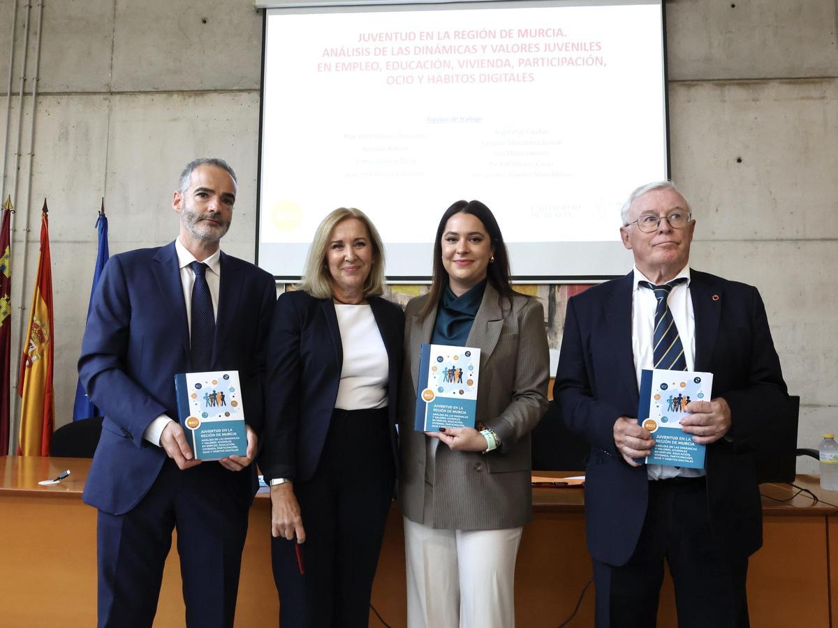 Samuel Baixauli Soler, Pilar Ortiz. Carmen María Muñoz Espallardo y José Antonio Cobacho Gómez, ayer en la presentación del informe.
