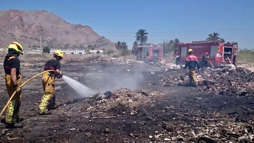 Arden 4.000 metros cuadrados de matorral, escombros y neumáticos junto a la N-340 en Orihuela