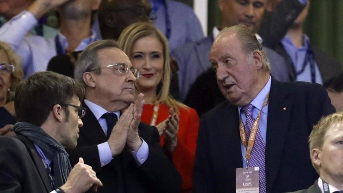 El Rey emérito Juan Carlos conversa con Florentino Pérez, el presidente del Madrid, en el palco de Cardiff.