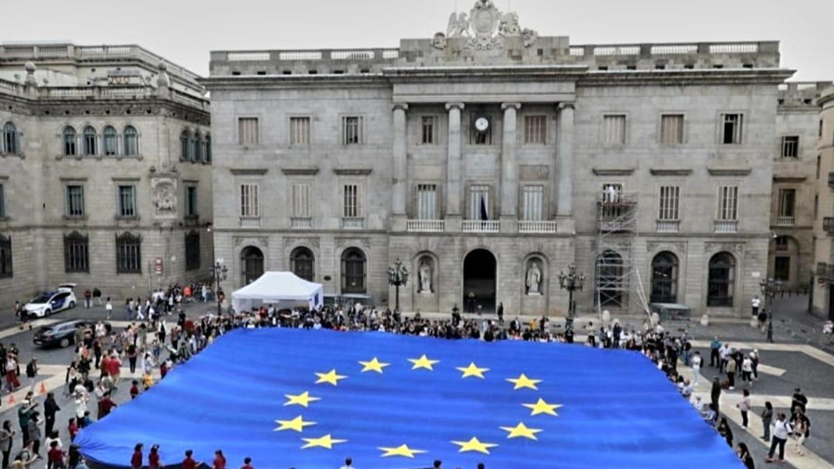 Bandera la UE desplegada en la plaza de Sant Jaume, este martes.