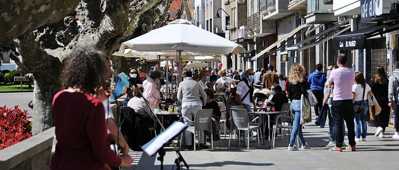 Terrazas de hostelería en la calle Eugenio Sequeiros en Cangas. |   // GONZALO NÚÑEZ