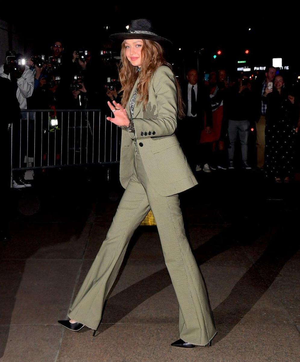 Gigi Hadid con traje verde y sombrero en la boda de Marc Jacobs