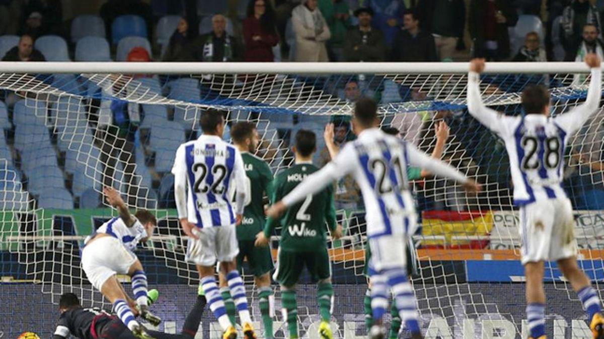 La Real se lleva el duelo por la permanencia con el Betis