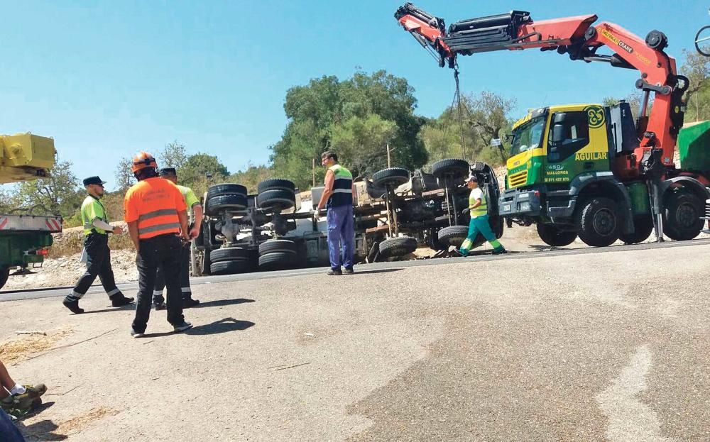 Un camionero de 35 años muere al volcar una hormigonera en Porreres