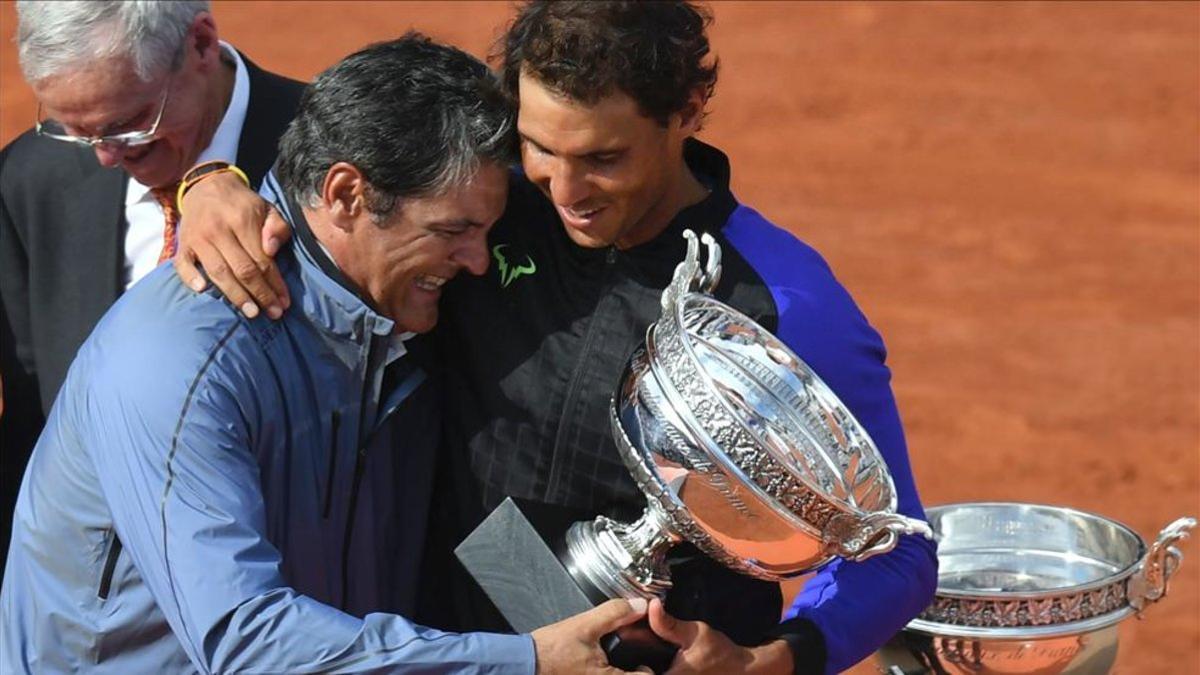 Rafa Nadal y Toni, después de ganar el Roland Garrós de 2017