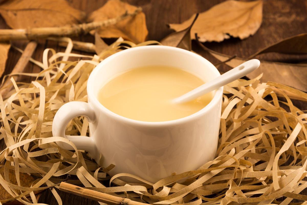 Golden milk: la bebida milenaria de moda que sustituye al ibuprofeno