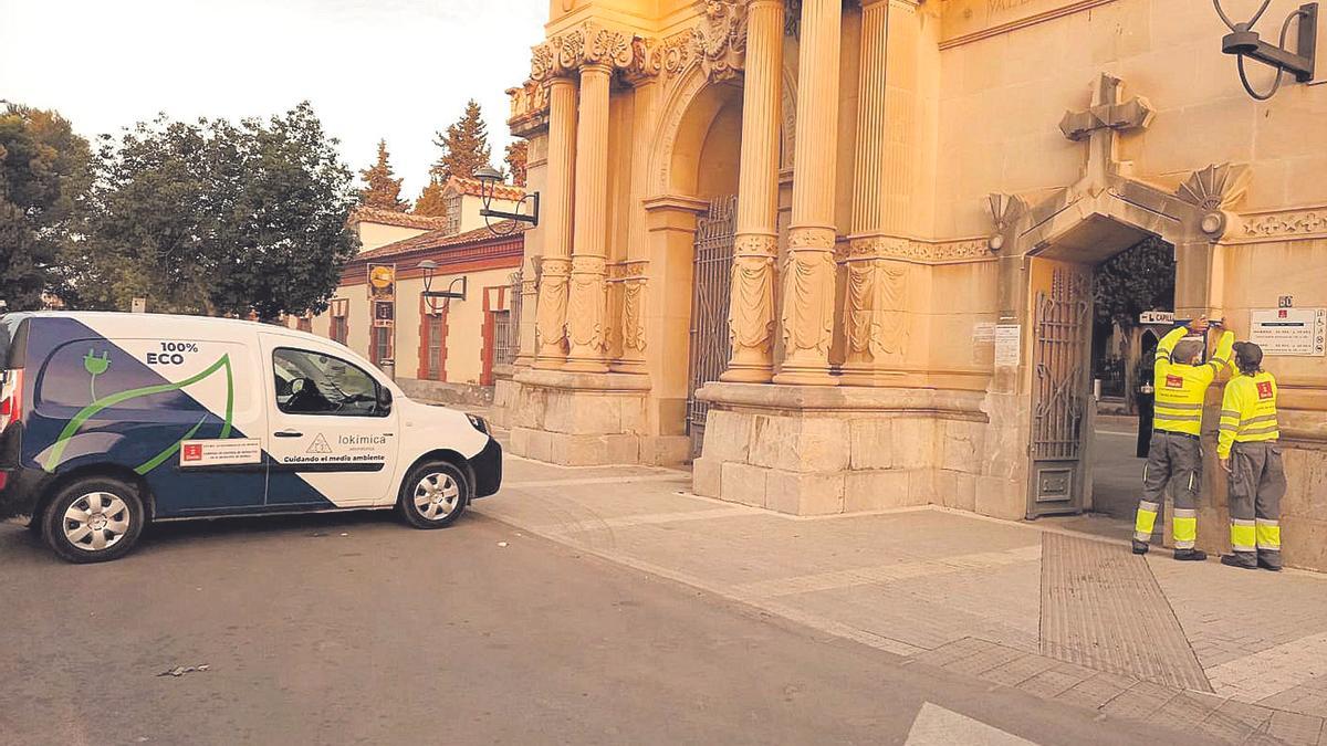 Los técnicos de Lokímica visitan estos días los cementerios para instalar la cartelería