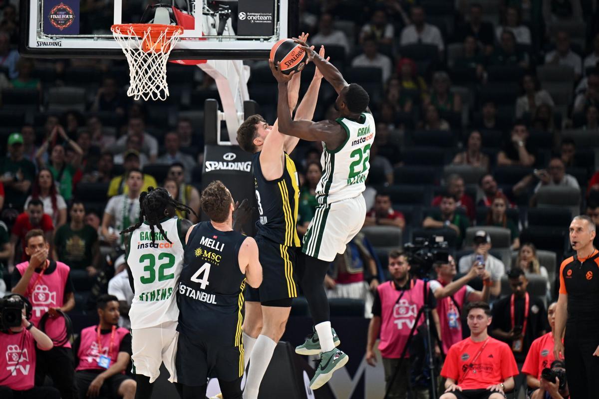Tarik Biberovic (Fenerbahce) y Jerian Grant (Panathinaikos), bajo el aro turco.
