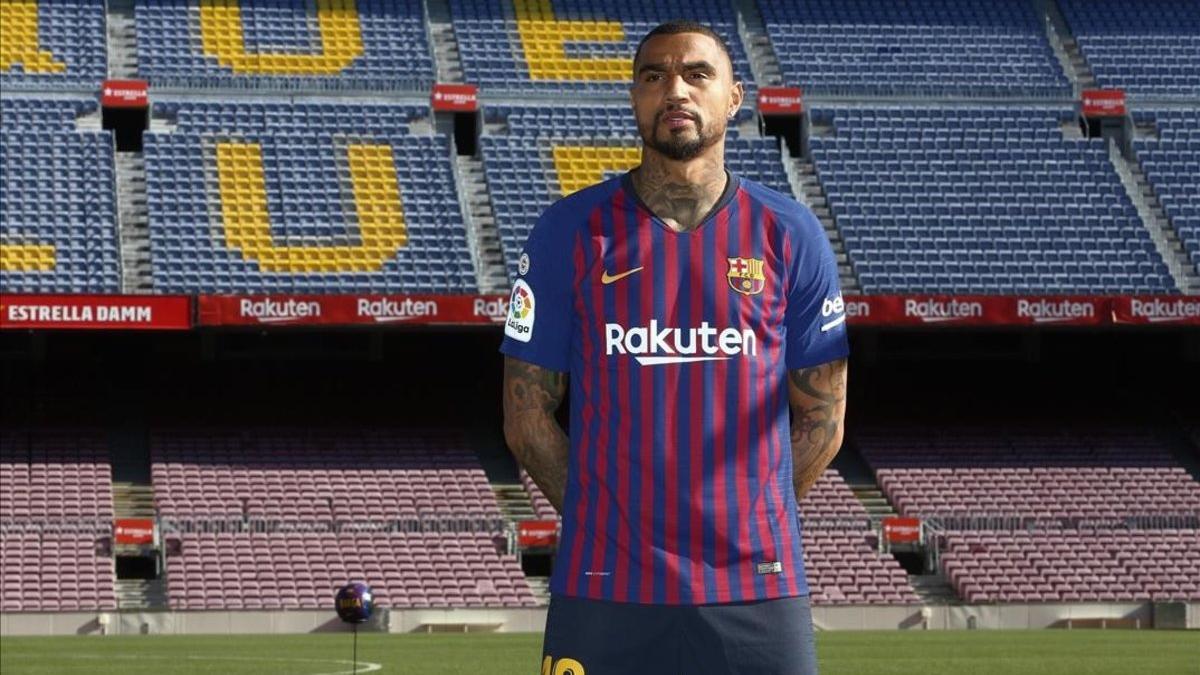 Kevin-Prince Boateng, en la sesión fotográfica sobre el césped del Camp Nou.