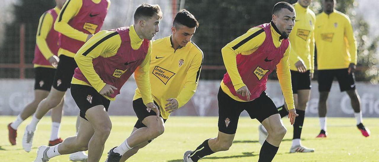 Javi Fuego conduce el balón ante Bogdan y Manu García durante el entrenamiento de ayer en Mareo.