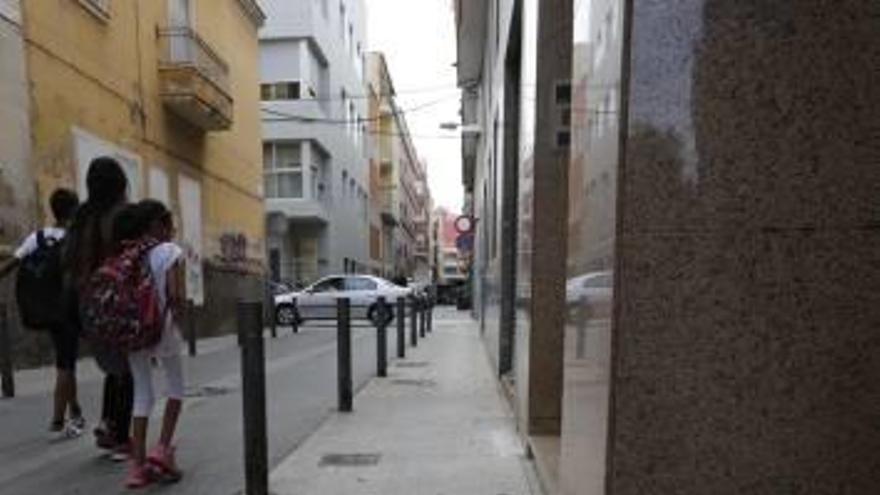 Manchas en una esquina de la calle Alfonso X El Sabio.