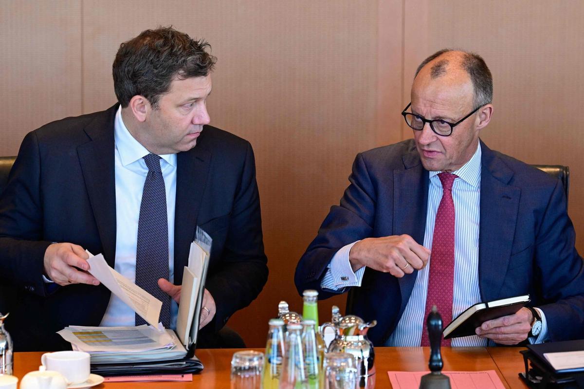 El vicecanciller y ministro de Economía, Lars Klingbeil, y el canciller, Friedrich, durante una reunión del Gabinete.