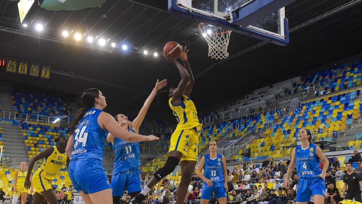 Sika Koné anota para el Spar en su último partido ante el Perfumerías Avenida en el Arena