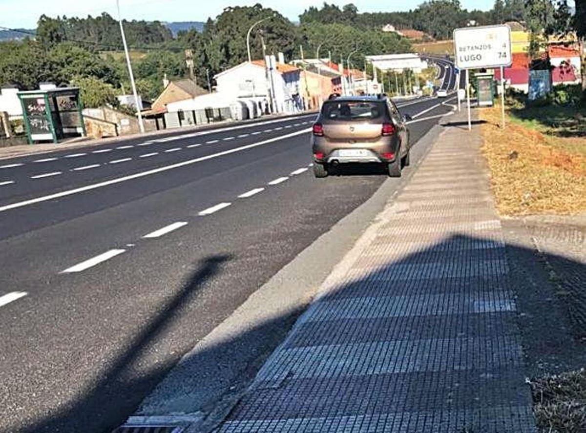 Fomento cambia otra vez la señalización en Cortiñán y sigue sin poner fecha a las rotondas
