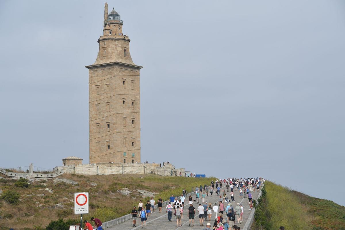 La Torre de Hércules contó con numerosas personas que quisieron ver y captar el eclipse.