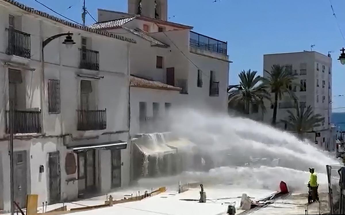 El chorro de agua cruza la calle Pont de Montcau en Altea.