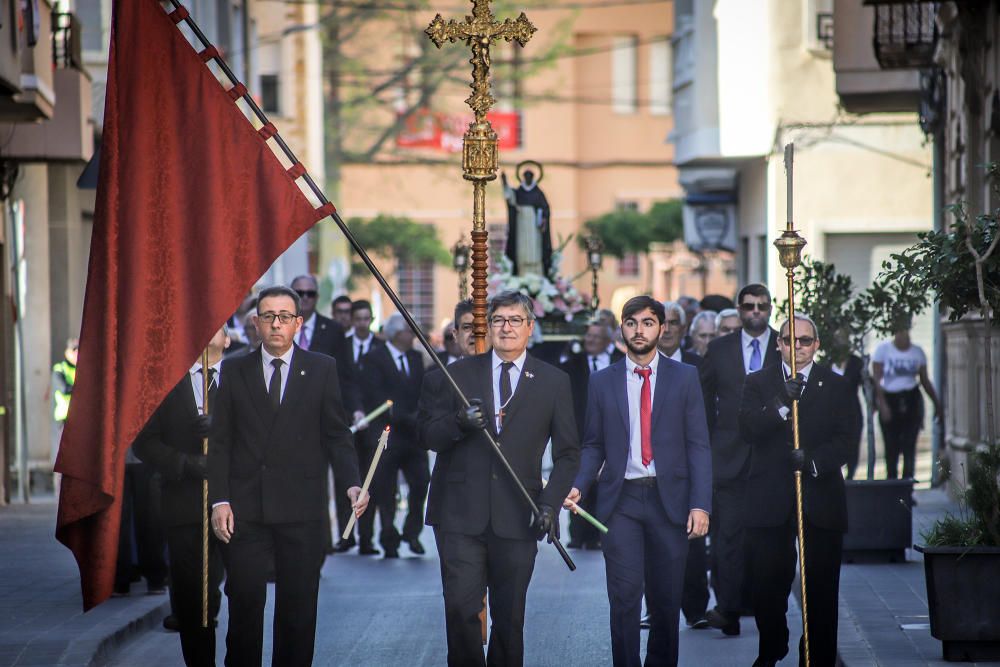 La imagen de San Vicente portada a hombros exclusivamente por varones salió en procesión por las calles de Callosa de Segura, como es tradición cada segundo lunes de Pascua