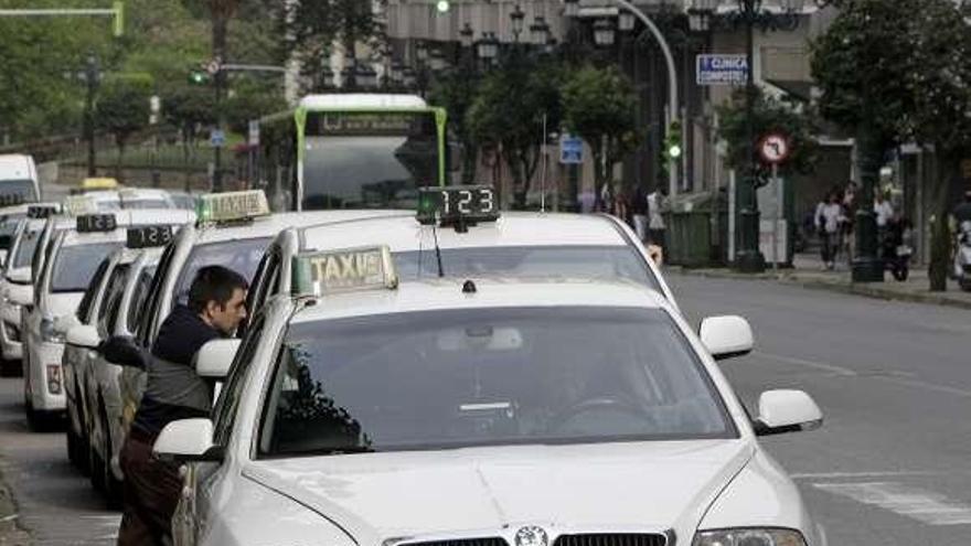 Taxis esperan un servicio en la parada de García Barbón.  // J. Lores