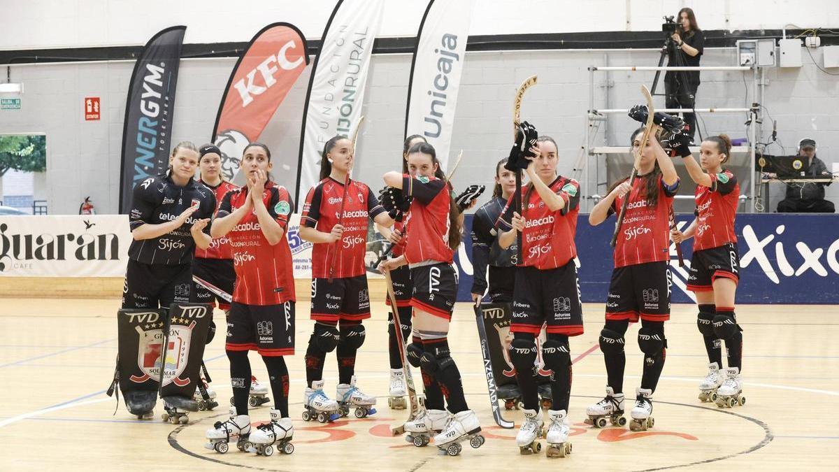 Las jugadoras del Telecable saludan a los aficionados tras la derrota ante el Fraga en Mata Jove.