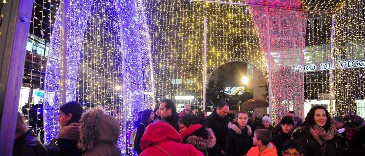 El gran paquete de regalo de luces que presidió las últimas Navidades la Plaza de Galicia. El encendido fue el 5 de diciembre. // Iñaki Abella