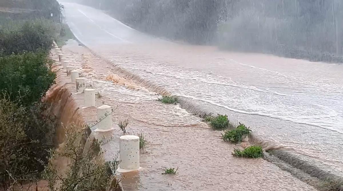 FOTOS | La intensa lluvia provoca el cierre de un tramo de la carretera de Cala Murada a Porto Cristo FOTOS | La intensa lluvia provoca el cierre de un tramo de la carretera de Cala Murada a Porto Cristo